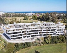 Piso con 3 habitaciones con aire acondicionado y vistas al mar en Marbella