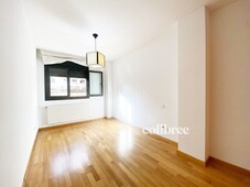 Piso en venta , con 126 m2, 3 habitaciones y 2 baños, piscina, garaje, trastero, ascensor, aire acondicionado y calefacción gas natural. en Madrid