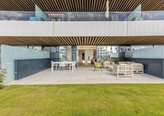 Planta baja con 2 habitaciones amueblada con parking, calefacción y aire acondicionado en Torremolinos