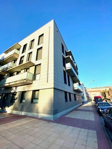Alquiler de piso en plaza De Los Fueros de 2 habitaciones con terraza y garaje