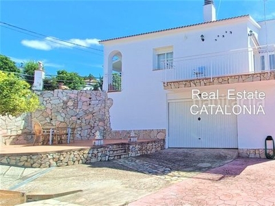 Chalet en carrer tamariu 10 fantástica casa con piscina y vistas al mar. en Lloret de Mar