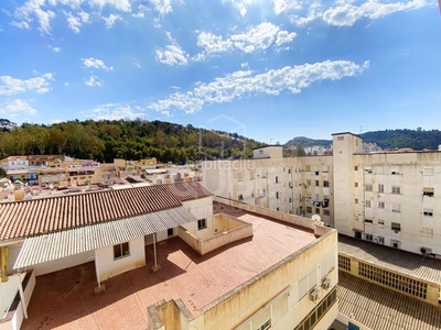 Piso en calle del cristo de la epidemia 80 piso con 4 habitaciones con ascensor, parking y aire acondicionado en Málaga