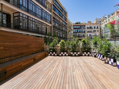 Piso en venta en La Dreta de l'Eixample de 4 habitaciones con terraza y jardín