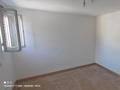 Piso en venta. San Blas. Piso completamente exterior mucha luz. Ventilación cruzada. Buena distribución. Salón, cocina, baño y dos dormitorios