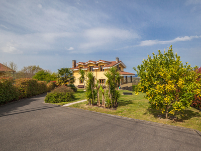 Venta de casa con piscina y terraza en Parroquias de Oviedo