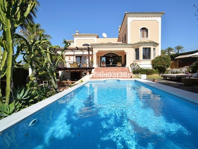 Villa en venta en Nueva Andalucía, Marbella