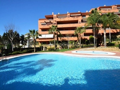 Apartamento en urbanización costa nagüeles iii apartamento con 3 habitaciones con ascensor, parking y aire acondicionado en Marbella