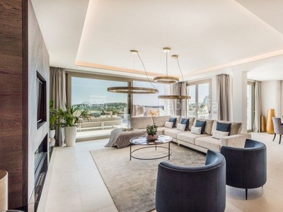 Apartamento s y áticos contemporáneos de lujo en venta en nueva andalucía sobre puerto banús en Marbella