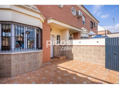 Casa adosada en venta en Calle Pesadores en Coria del Río por 165.000 €