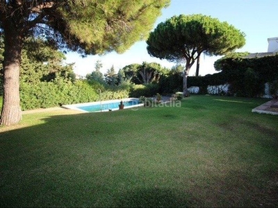 Chalet 600€/m². villa en venta . piscina, jardin y garaje en Marbella