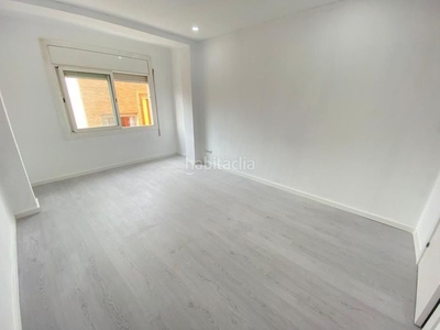 Piso con 3 habitaciones con aire acondicionado en Sabadell