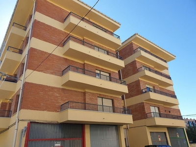 Piso en venta en Medina de Pomar de 3 habitaciones con terraza y balcón