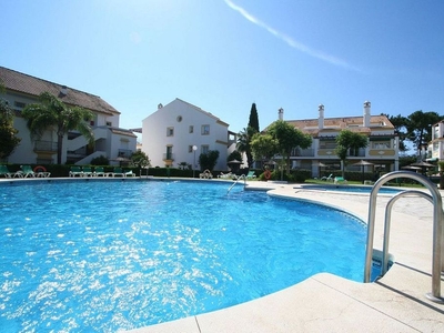 Alquiler de ático en Cabo Pino - Reserva de Marbella de 3 habitaciones con terraza y piscina