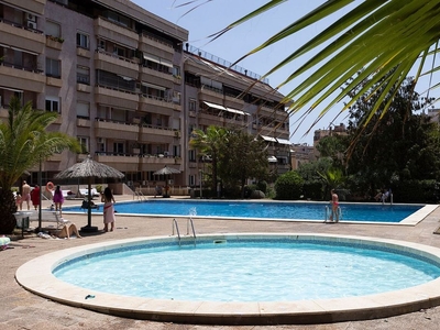 Alquiler de ático en Sant Gervasi - La Bonanova de 2 habitaciones con piscina y aire acondicionado