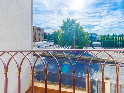 Alquiler de dúplex en Casco Histórico de 2 habitaciones con garaje y balcón