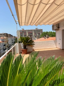 Alquiler de dúplex en Eixample Sud – Migdia de 3 habitaciones con terraza y balcón