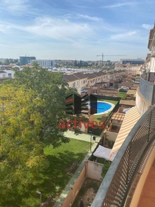 Alquiler de piso en Arco Norte - Avda. España de 3 habitaciones con terraza y piscina