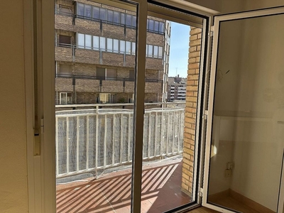 Alquiler de piso en avenida Juan XXIII de 4 habitaciones con terraza y calefacción