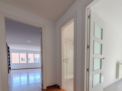 Alquiler de piso en Cervantes de 4 habitaciones con garaje y aire acondicionado