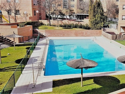 Alquiler de piso en calle De El Algabeño de 2 habitaciones con piscina y garaje