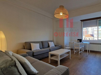 Alquiler de piso en Centro - Ourense de 4 habitaciones con muebles y balcón