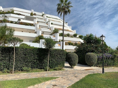 Alquiler de piso en Guadalmina de 3 habitaciones con terraza y piscina