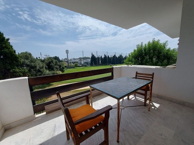 Alquiler de piso en Guadalmina de 3 habitaciones con terraza y piscina