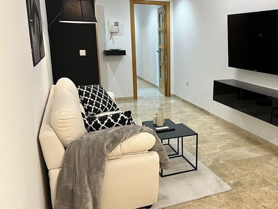 Alquiler de piso en Huerta de la Reina - Trassierra de 2 habitaciones con muebles y aire acondicionado