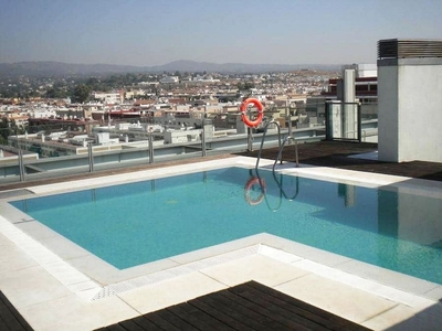 Alquiler de piso en Huerta de la Reina - Trassierra de 4 habitaciones con piscina y aire acondicionado
