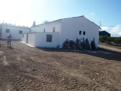 PARCELA RÚSTICA CON DOS CASAS INDIVIDUALES Y NAVE