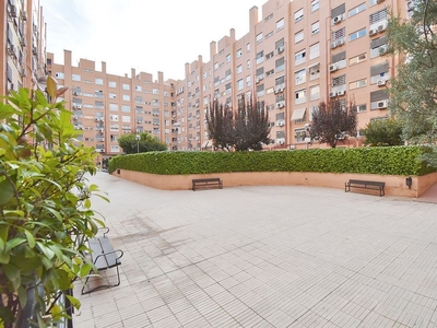 Piso en alquiler en Adelfas de 2 habitaciones con piscina y jardín