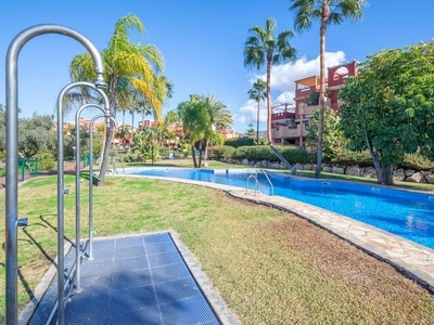 Piso en alquiler en avenida La Reserva de Marbella de 2 habitaciones con terraza y piscina