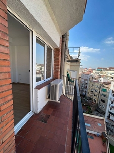 Piso en alquiler en calle De Pi i Margall de 3 habitaciones con balcón y aire acondicionado