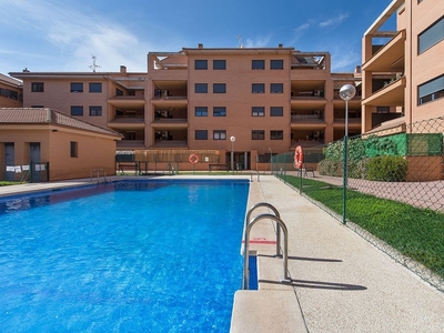 Piso en alquiler en Yebes - Valdeluz de 2 habitaciones con piscina y garaje