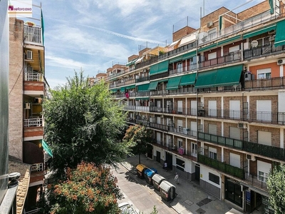 Piso en venta en calle Agua de Cartuja de 4 habitaciones con terraza y balcón