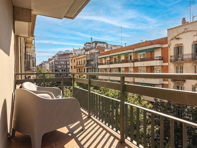 Piso en venta en L'Antiga Esquerra de l'Eixample de 4 habitaciones con terraza y balcón