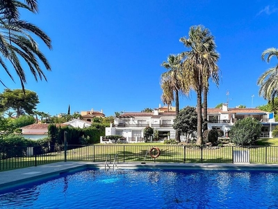 Piso en venta en Nueva Andalucía centro de 2 habitaciones con terraza y piscina
