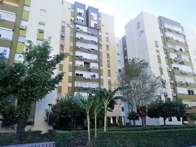 Venta de piso en calle Ajimez de 4 habitaciones con terraza y aire acondicionado