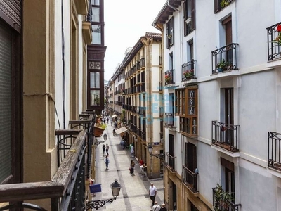 Venta de piso en calle De San Jerónimo de 4 habitaciones con terraza y balcón