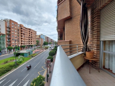 Venta de piso en Centro - Logroño de 4 habitaciones con terraza y calefacción