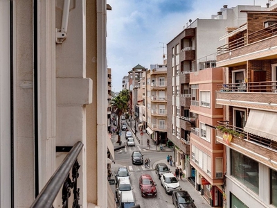 Venta de piso en Centro - Torrevieja de 2 habitaciones con terraza y balcón