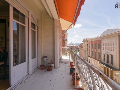 Venta de piso en Ensanche de 4 habitaciones con terraza y balcón