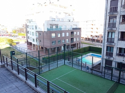 Venta de piso en Montecerrao de 3 habitaciones con terraza y piscina