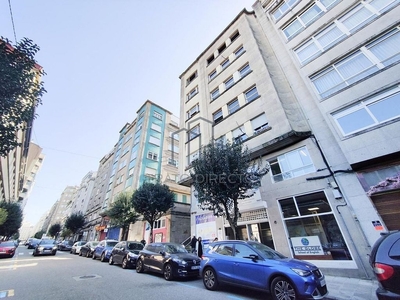Venta de piso en Praza España - Casablanca de 3 habitaciones con calefacción y ascensor