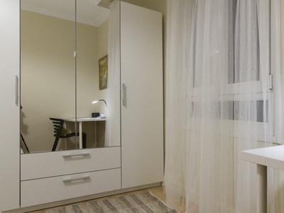 Acogedora habitación en un apartamento de 8 dormitorios en Abando, Bilbao