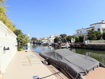 Amplia Villa al canal con amarre de 12 m, con apartamento invitados Venta Empuriabrava