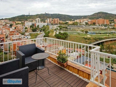 Apartamento de 4 dormitorios totalmente amueblado con terraza en alquiler en Gràcia
