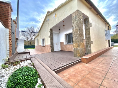 Casa Aislada en venta. Fantástica casa aislada con 3 habitaciones, totalmente reformada, en una finca totalmente plana en Vallhonrat.