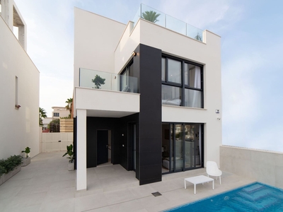 Chalet en venta en Punta Prima, Torrevieja, Alicante