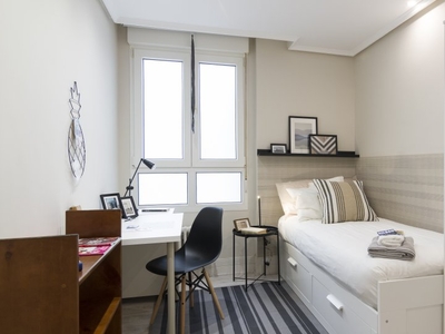 Habitación luminosa para alquilar en un gran apartamento de 5 dormitorios en Indautxu
